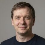 Улыбающийся клиент Буди в профессиональном портрете для аккредитованного сервиса Bandar Jaya Ku в Сингапуре